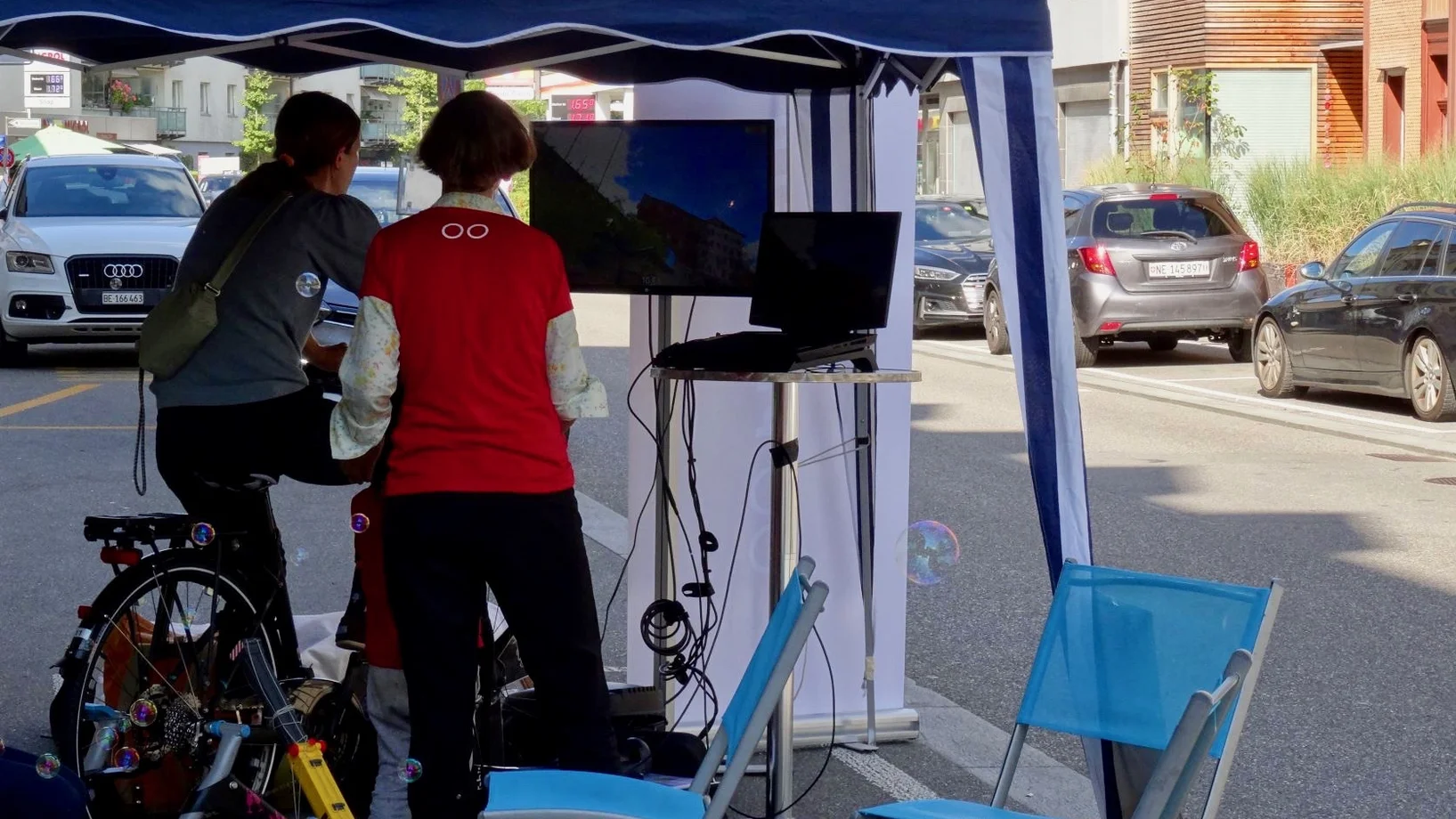 PARK(ing) Day 2021, Bern, Mittelstrasse 10. Kleines "Energie-Labor" mit Experimenten zu erneuerbaren Energien mit Mirjam von der Grünen Freien Liste (GFL) Stadt Bern