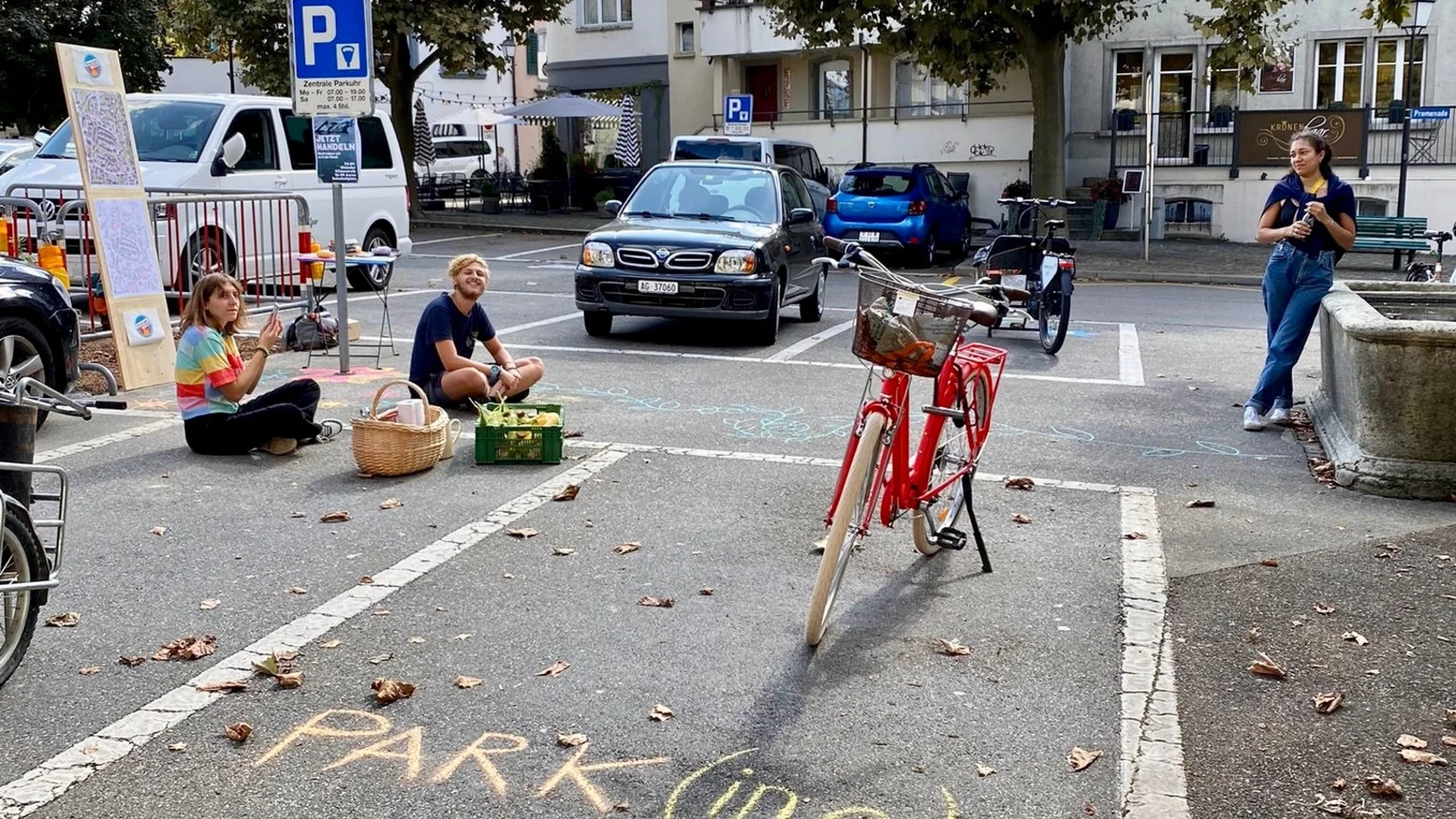 PARK(ing) Day 2021, Lenzburg, Kronenparkplatz Gemüse vom Pyrolysegrill statt Kühlergrill mit Regula, den Grünen und der Klimagru
