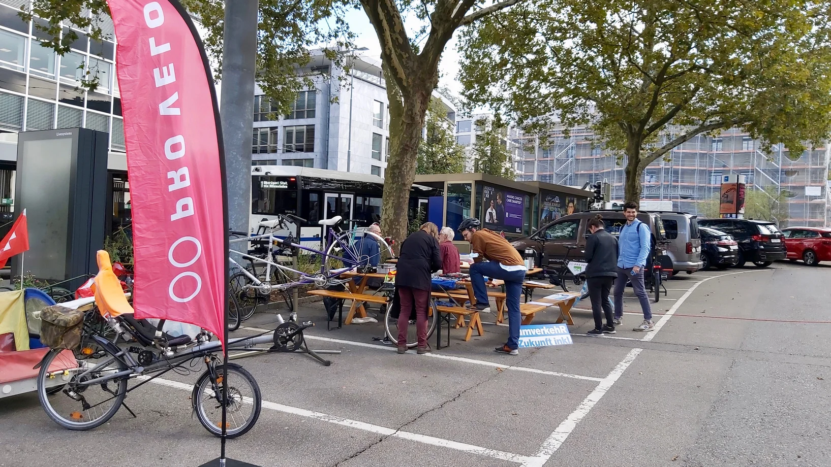PARK(ing) Day 2021, Zug, Parkplätze unterer Postplatz, vor dem Regierungsgebäude: Seestrasse 2 Platz, Infrastruktur und Power fü