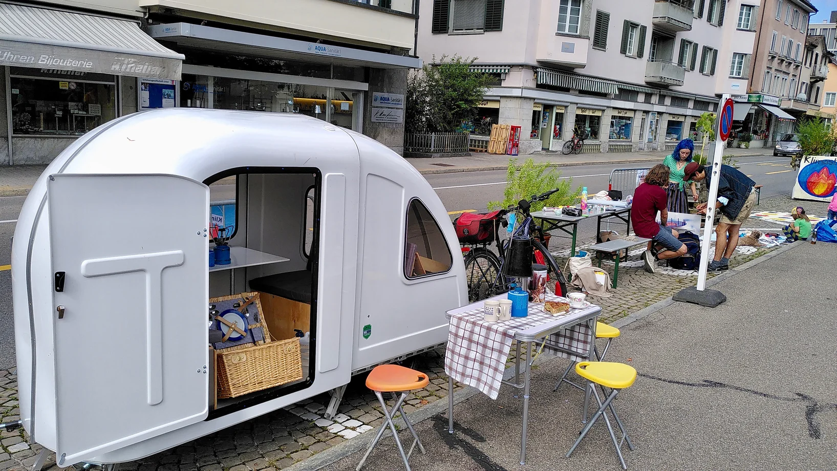 PARK(ing) Day 2021, Uster, Bahnhofstrasse 17, Busbucht RettungsspaRket Zukunftswetter mit Remy und der Klimagruppe Uster