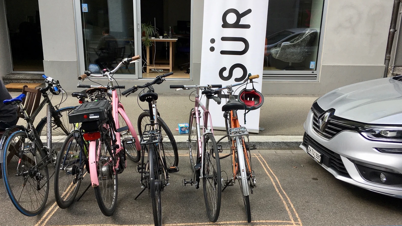 PARK(ing) Day 2021, Zürich, Glasmalergasse 5 bis 7, Tsuri verlegt für einen Tag ihr Büro auf die Strasse. Man kann vorbeikommen 