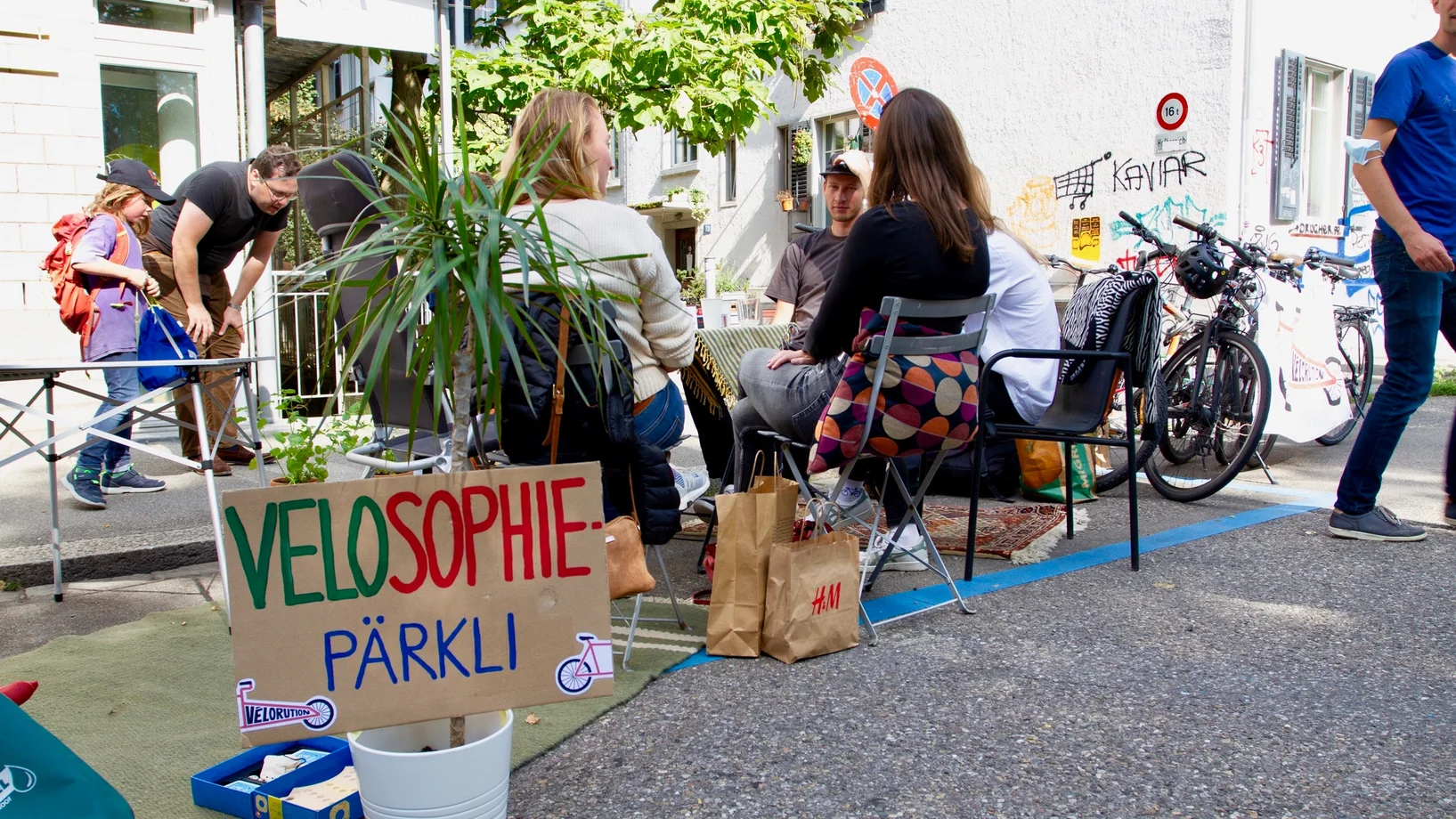 PARK(ing) Day 2021, Zürich, Hohlstrasse mobile Velowerkstatt, Verkehrssimulator: Einmal erlebt man die VR-Situation aus Velosicht, einmal aus Sicht des Autofahrers. Sirupbar, CM Soundmobil