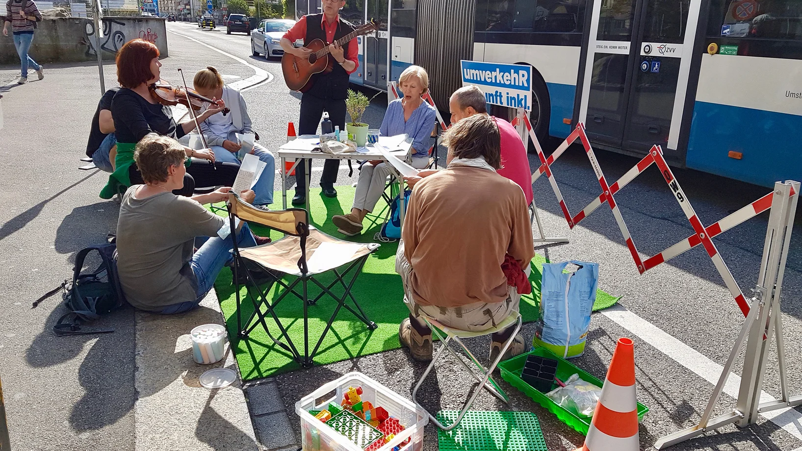 PARK(ing) Day 2021, Zürich, in der Stadt unterwegs. Klimalieder mit Gitarre, Geige und Gesang - Sängerinnen und Sänger sind herz