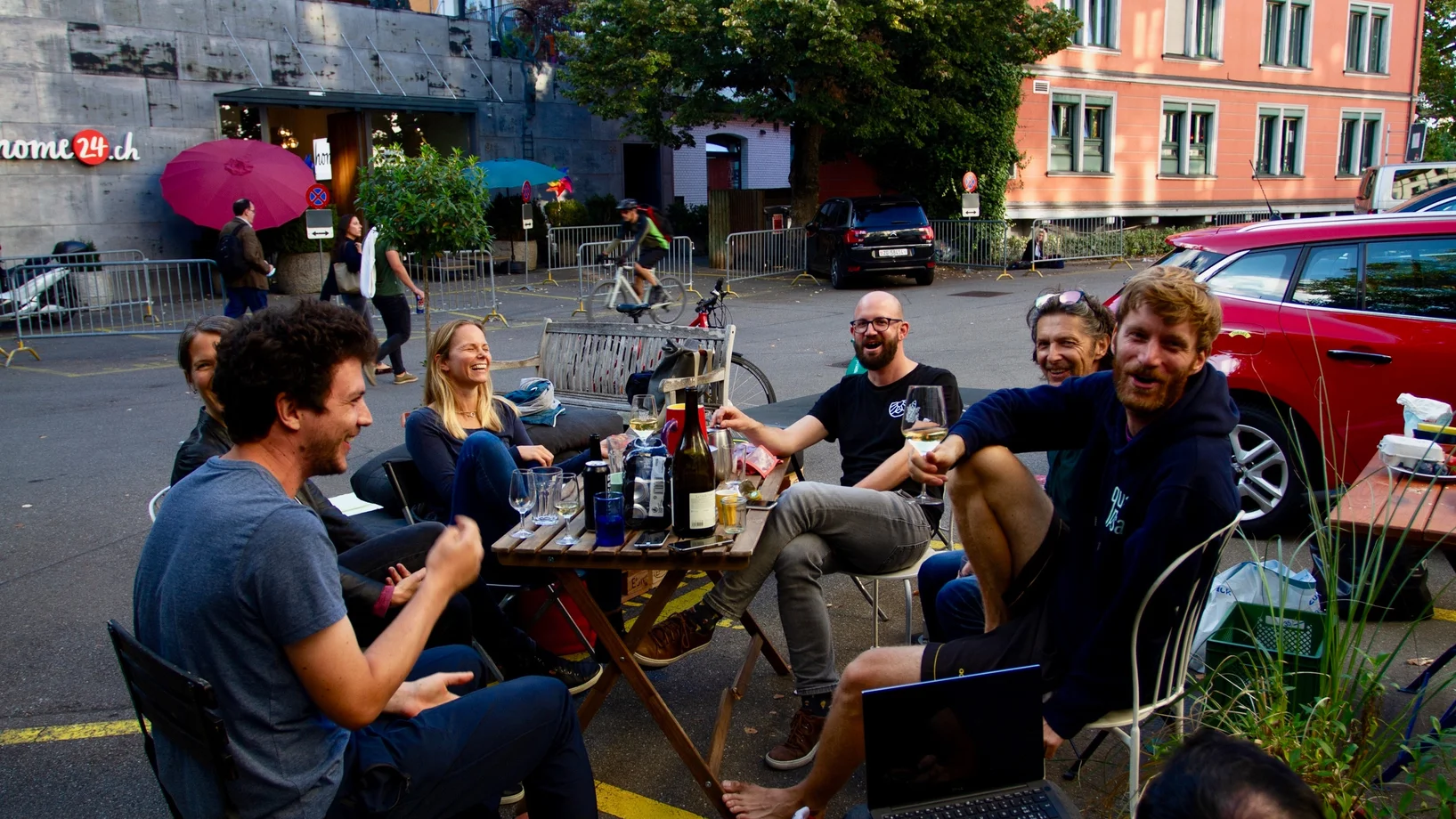 PARK(ing) Day 2021, Zürich, Parkplatz vor dem City Hallenbad Crêpes statt Crêpieren ab 11h laufen die Platten rund. Der Parkplatz wird zur Wohnstube mit Homeoffice-Möglichkeiten, Spielparadies und französischem Bistro! Bienvenu! Von Samuel mit Crew von der WG zum sprützigen Panasch