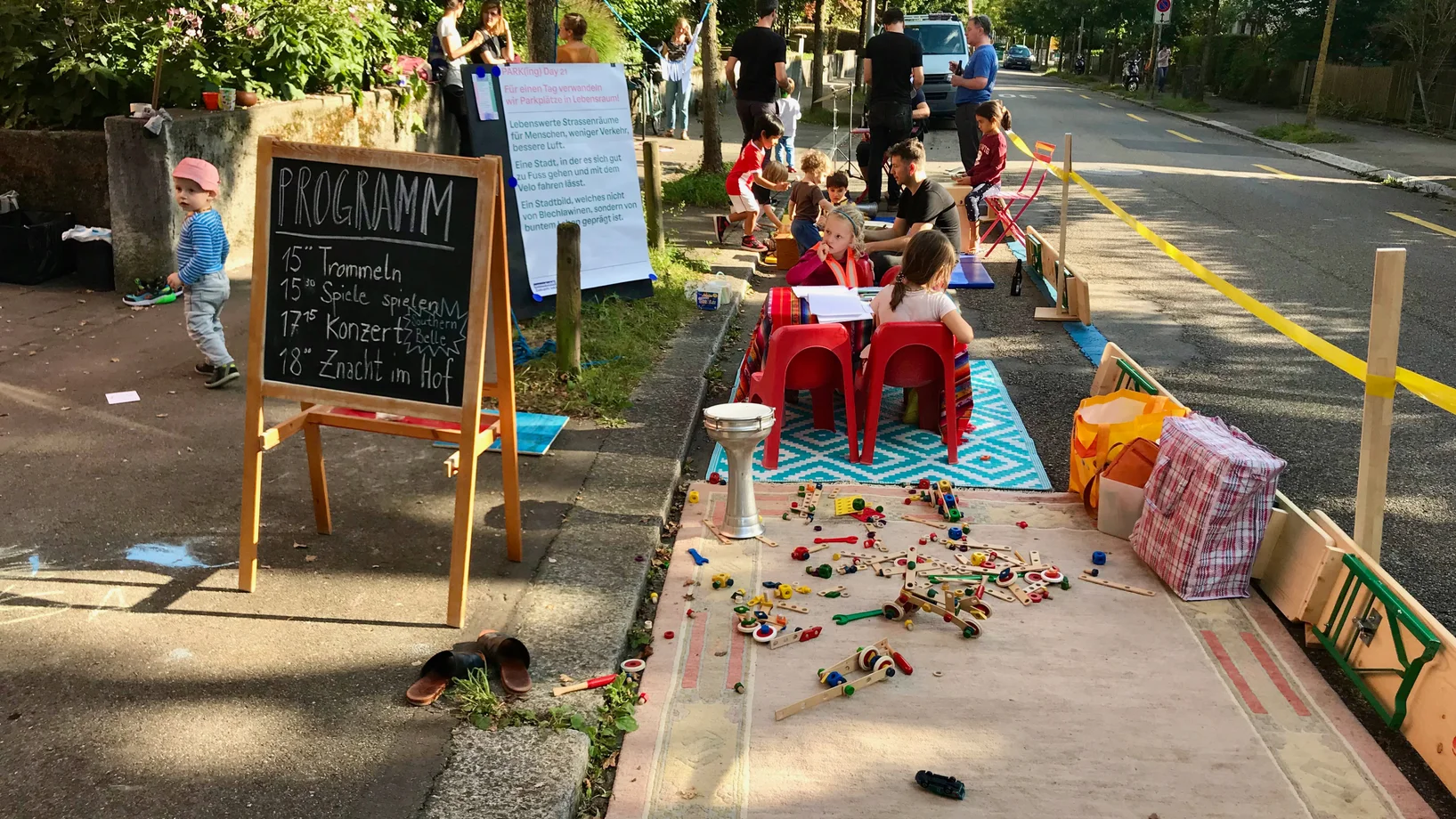 PARK(ing) Day 2021, Zürich, Scheuchzerstrasse. Malen, musizieren, spielen und essen - komme auch Du! Klimagruppe Oberstrass