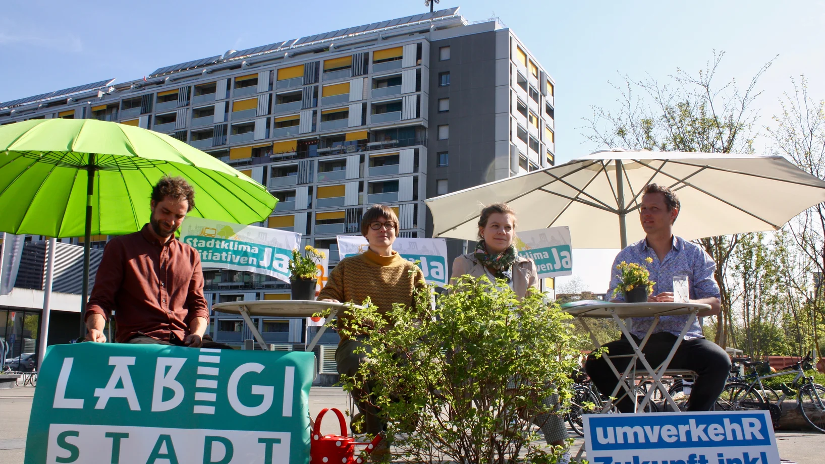 Lancierung der Stadtklima-Initiative Bern. v.l.n.r. Moritz Gubler (Vorstandsmitglied «Bern bleibt grün» und Stadtklimaforscher am Geographischen Institut der Universität Bern), Laura Binz (Co-Präsidentin «Läbigi Stadt», Stadträtin), Nadine Masshardt (Nationalrätin und ehemalige Präsidentin von «Läbigi Stadt»), Silas Hobi (Geschäftsleiter umverkehR) 